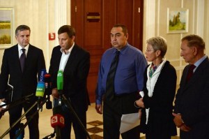 Zakharchenko (second from left), Plotnitsky (third from left) at Minsk 1.0, Septermber 2014 (--www.khaleejtimes.com)