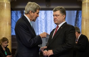 John Kerry and Petro Poroshenko (--Mikhail Palinchak/Ukrainian president's press service/TASS archive)