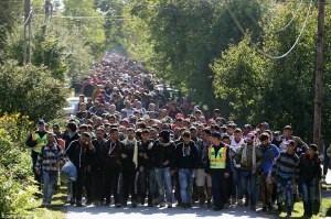 Refugees Autria-Hungarian border (--dailymail.co.uk)